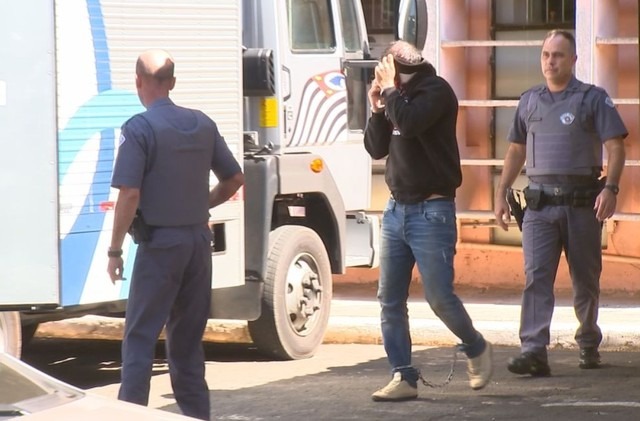 PSDB expulsa prefeito de Bariri suspeito de estuprar menina de 8 anos Prefeito interino de Bariri suspeito de estupro saiu do Fórum de Bauru com as mãos e pés algemados (Foto: TV TEM / Reprodução )