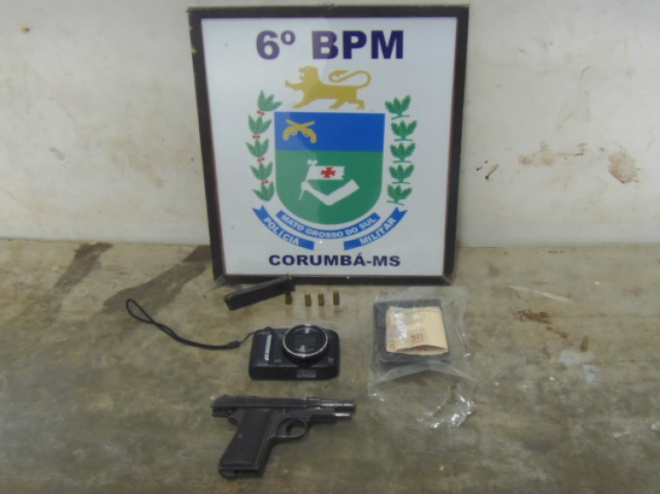 Pistola, munição, dinheiro e objetos roubados de turistas (Foto: Divulgação PM)
