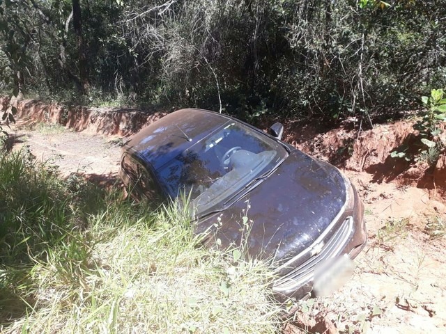 Carro usado por prefeito de Bariri tombou enquanto criança estava dentro (Foto: Arquivo Pessoal )
