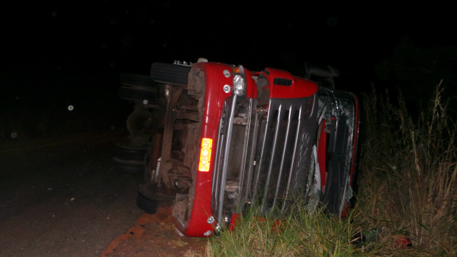 Carreta tomba na BR-262 e deixa motorista ferido Com o acidente, motorista ficou preso dentro da cabine e foi necessário quebrar o vidro para retirá-lo. A cabine do veículo ficou bastante danificado (Foto: Ricardo Ojeda)