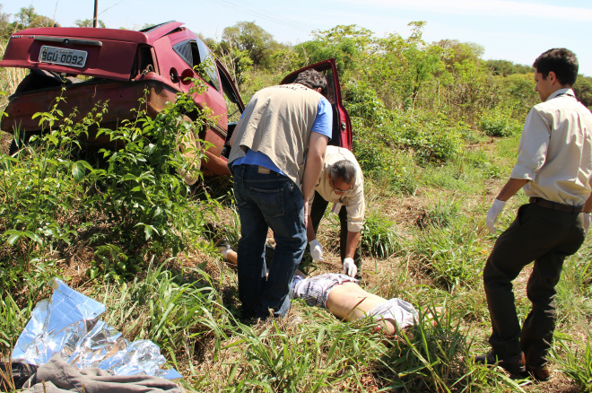 Após constatar a morte da vítima, a PRF acionou a Perícia Técnica da Policia Civil para fazer os levantamentos no local e depois encaminhou o corpo para o IML de Três Lagoas (Fotos: Perfil News)  