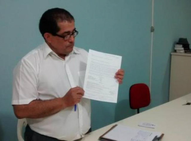 O presidente da Setasp João Carvalho, com a carta que foi protocolada na prefeitura sobre a greve. (Foto: Divulgação)  