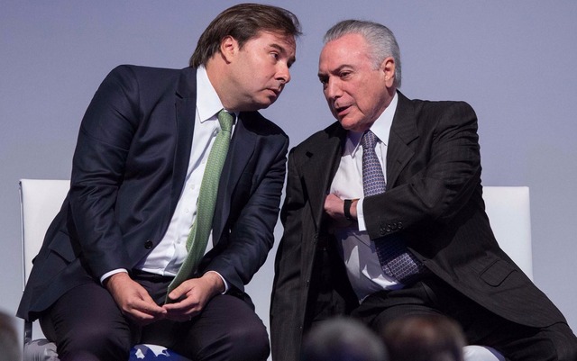 O presidente da Câmara, Rodrigo Maia (esq.) conversa com o presidente Michel Temer durante evento em São Paulo (Foto: Paulo Lopes/Futura Press/Estadão Conteúdo)