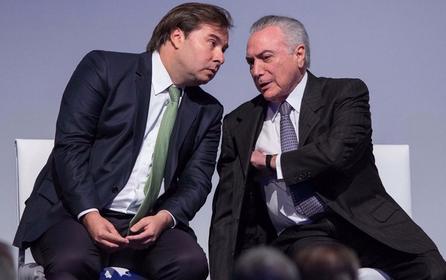 Aumento da alíquota do IR 'não passa' se for analisado pela Câmara, diz Maia O presidente da Câmara, Rodrigo Maia (esq.) conversa com o presidente Michel Temer durante evento em São Paulo (Foto: Paulo Lopes/Futura Press/Estadão Conteúdo)