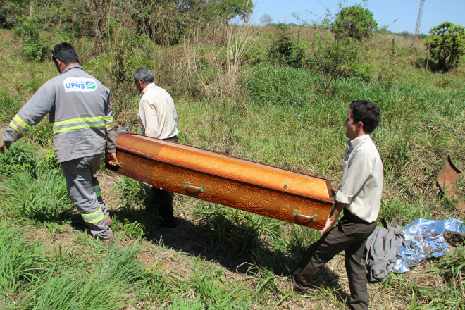 Amigos de trabalho estiveram no local e até ajudaram a conduzir o caixão ao veiculo da funerária   