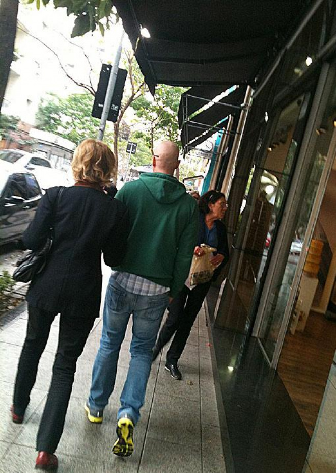 Gianecchini aparece careca em passeio com Marília Gabriela O ator Reynaldo Gianecchini circula pelos Jardins ao lado de Marília Gabriela; ator apareceu careca em público pela primeira vez