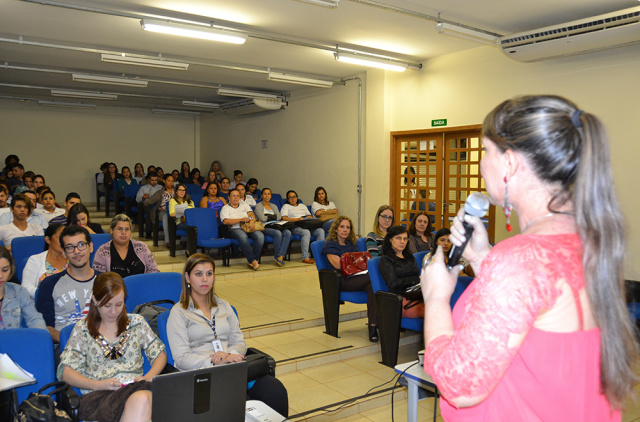 A palestra da design de moda e produtora do Senai de Goiás, Marlúcia Aparecida dos Santos reuniu cerca de 100 pessoas. (Foto: Assessoria)