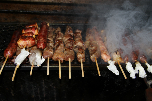 Os espetinhos são todos iguais, o que diferencia um vendedor do outro é o tempero e a maciez da carne (Foto: Polllyana Elloy)  