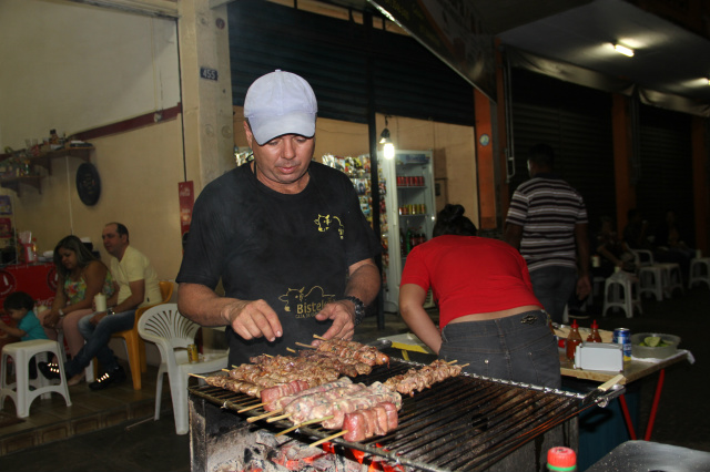 Quem o chamar de Antônio Carlos Alástico, ninguém vai saber quem é, porém pelo apelido Cacau todos vão conhecer. Ele é um dos pioneiros na venda de espetinhos e se gaba de ter clientes famosos que elogiaram seus produtos (Foto: Polllyana Elloy)  