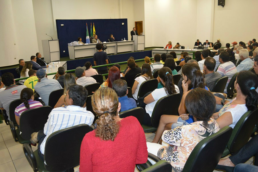 A população lotou as galerias da Câmara Municipal e vibrou com a decisão dos vereadores. (Foto: Ribas do Rio Pardo News)