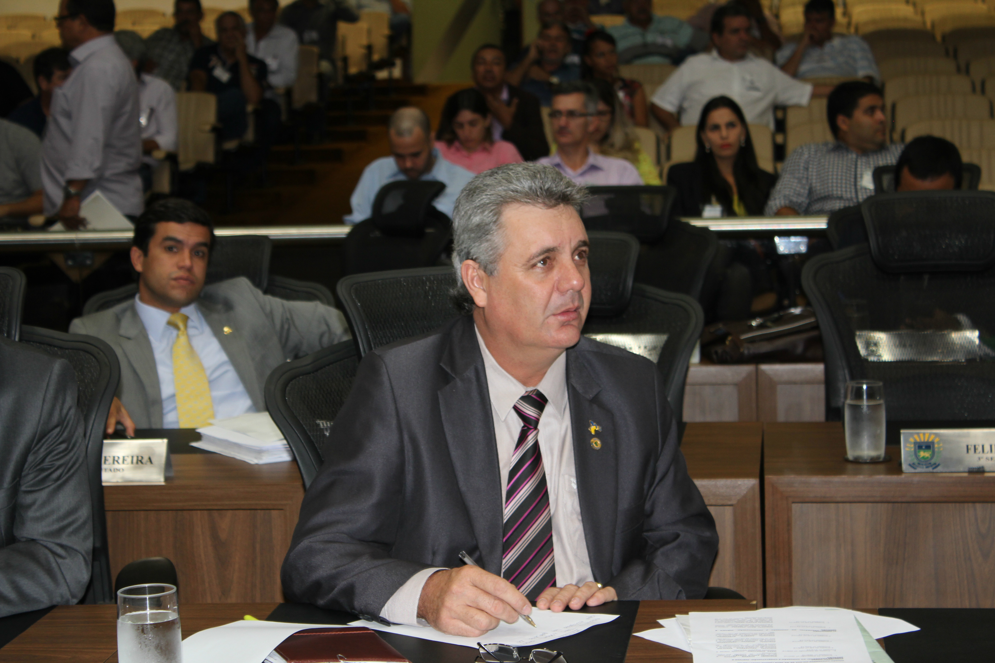 Durante a sessão plenária  o Deputado Angelo Guerreiro encaminhou a atual prefeita de Três Lagoas um pedido para a implantação de um programa destinado aos cuidados e saúde  do idoso. (Foto: Assessoria) 