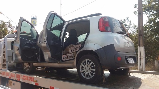 Veículo carregado com 455 kg de maconha foi abandonado pelos traficantes, em Água Clara (PRF / Divulgação)