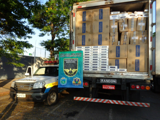 PMR de Três Lagoas prende condutor e carreta com cigarros O motorista não tendo mais argumentos acabou confessando que a carga transportada seria de cigarros de origem paraguaia (Foto: Divulgação/PMRV)