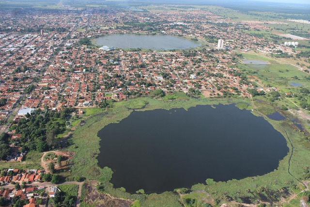 Em primeiro plano aparece a Segunda Lagoa, que é uma unidade de conservação ambiental, mas vegetação sofre constantes queimadas provocadas (Foto: Sayuri Baez)