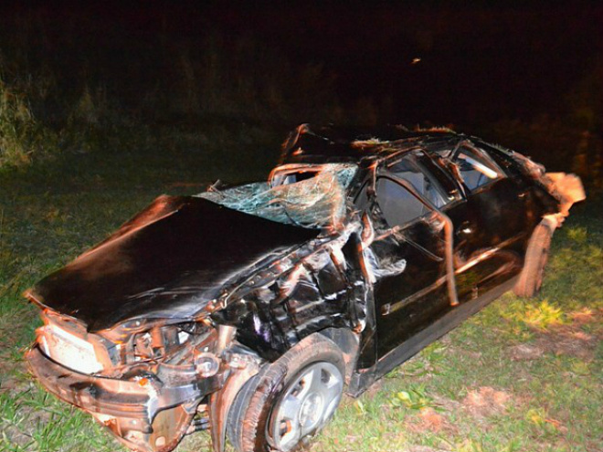 Condutor estava sem o cinto de segurança e foi arremessado do carro. (Foto: Divulgação/Polícia Civil)