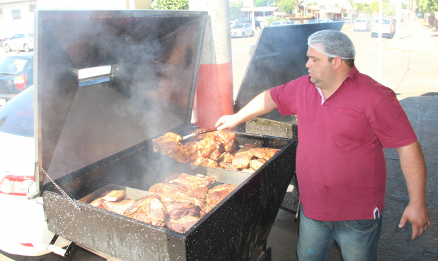 Aos domingos a procura pela carne assada do açougue 3 R é intensa, as vezes formando fila para conseguir uma peça de carne assada (Foto: Polllyana Elloy)  