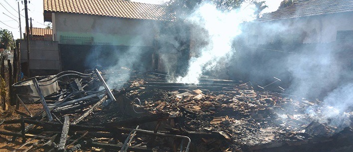 Casa pega fogo com mãe, bebê e criança dentro (Foto: Reprodução/ Jornal Tribuna Livre)
