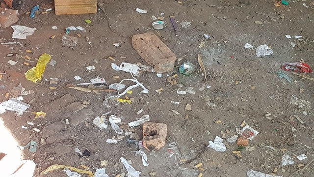 No interior de uma das construções no local é possível encontrar bitucas de cigarros, lata utilizada para cachimbo de crack, preservativos e outras embalagens são encontradas (Foto: Ricardo Ojeda) 