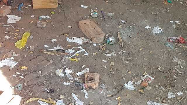 Construção abandonada na Segunda Lagoa é ponto de uso de drogas No interior de uma das construções no local é possível encontrar bitucas de cigarros, lata utilizada para cachimbo de crack, preservativos e outras embalagens são encontradas (Foto: Ricardo Ojeda)