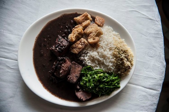Tamanho exagerado de porções em restaurantes contribui para obesidade Se a porção de comida é excessiva, a recomendação é não comer tudo, dividir - Arquivo/Agência Brasil
