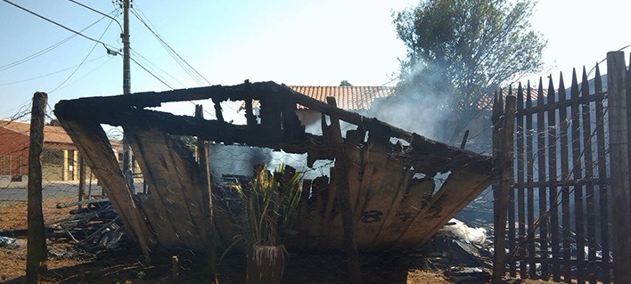 Casa pega fogo com mãe, bebê e criança dentro (Foto: Reprodução/ Jornal Tribuna Livre)