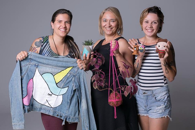 Jornalistas se expressam pelo artesanato e aguardam Festa do Folclore com ansiedade Augusta Rufino, Flávia Guedes e Ana Maria Barbosa (Foto/Assessoria)