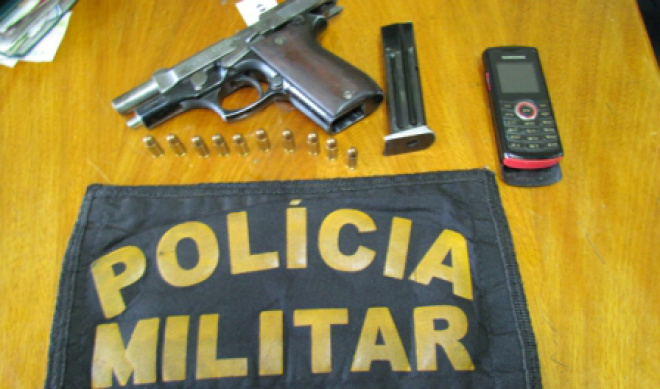 Com o homem foi encontrado uma pistola Taurus PT 57 SC 7,65 mm (Foto: Divulgação/PM MS)