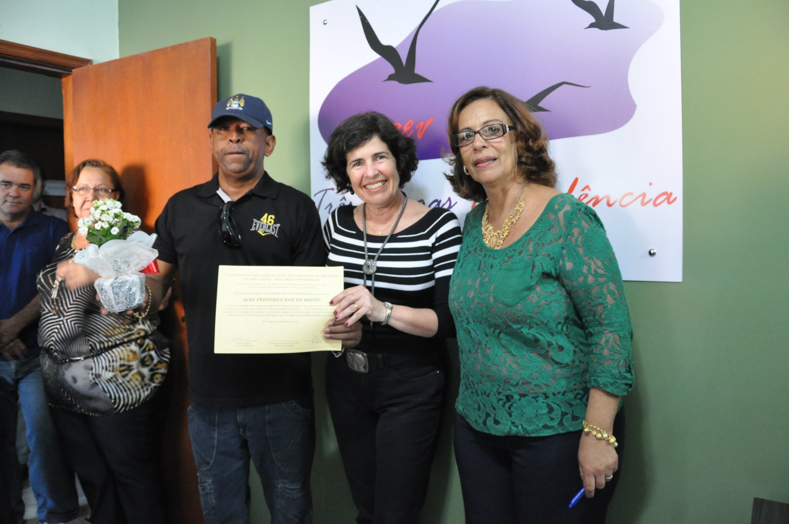 Prefeita Marcia Moura entrega concessão de aposentadoria pelo “Três Lagoas Previdência” A prefeita Marcia Moura (PMDB) esteve na manhã desta quarta-feira (6), na sede do Instituto de Previdência Social dos Servidores Públicos do Município de Três Lagoas. (Foto: Assessoria)