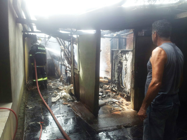 Corpo de Bombeiros precisou se mobilizar rapidamente para conter o fogo. (Fotos: Divulgação/ Maurício Thiago B. N.)