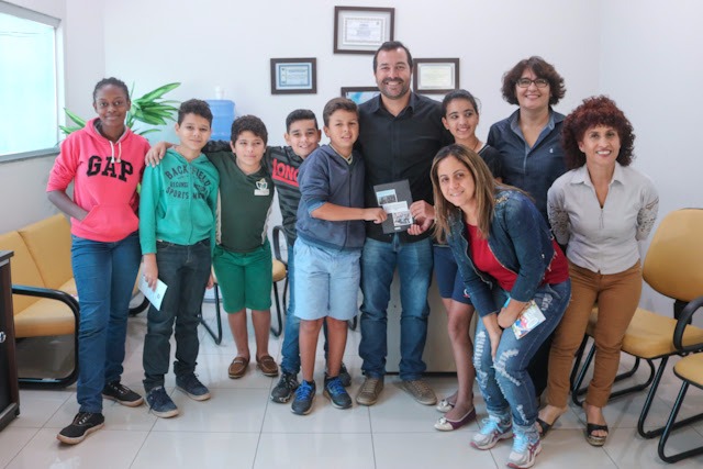 Alunos conhecem Câmara e fazem reivindicações para melhorias na escola e nos bairros Alunos no gabinete do vereador Marcus Bazé (Foto/Assessoria)