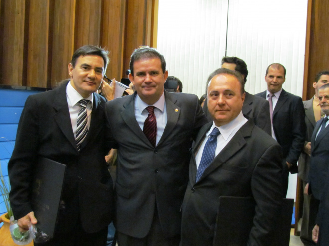 Deputado Eduardo Rocha (no centro) com empresários paulistas que foram homenageados com título de Cidadão Sul-matogrossense (Foto: Graça Duarte) 