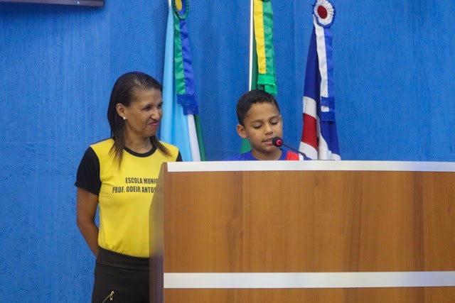 Aluno da Escola Odeir usa tribuna para pedir melhoria no trânsito Gilberto e Eliane da Escola Odeir (Foto/Assessoria)
