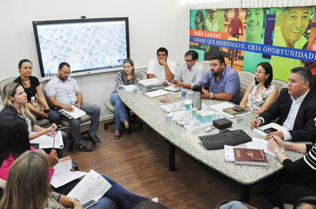Prefeita apresenta nova proposta de 6% aos enfermeiros e servidores públicos municipais Na reunião, Marcia falou que em análise com a sua equipe econômica e administrativa, a nova contraproposta para esse novo reajuste terá que haver a demissão de mais 200 servidores. (Foto: Assessoria)