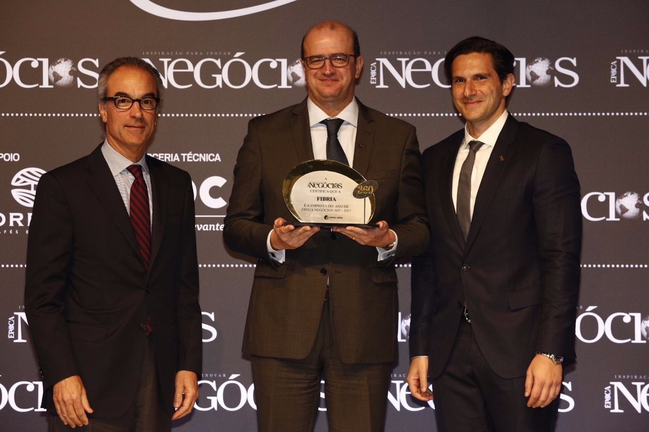 Fibria é eleita a Empresa do Ano pelo Anuário Época Negócios 360° JOÃO ROBERTO MARINHO, VICE-PRESIDENTE DO GRUPO GLOBO; MARCELO CASTELLI, PRESIDENTE DA FIBRIA; E FREDERIC KACHAR, DIRETOR GERAL DE MÍDIA IMPRESSA DO GRUPO GLOBO (FOTO: RICARDO CARDOSO)