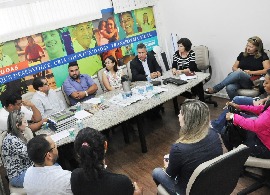 Participaram da reunião os secretários municipais de Finanças e Controle, Fernando Pereira; de Administração, Janaína Lunardi; de Saúde Pública, Eliane Brilhante; Assessor Jurídico, Clayton Mendes Moraes e o Assessor de Recursos Humanos, Ruiller Cesar Ferreira Dias, as vereadoras Marisa Rocha (PSB), Vera Helena (PMDB) e Sirlene da Saúde (PROS). (Foto: Assessoria)