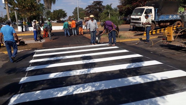 Construção de faixa elevada de pedestre garante maior segurança na travessia de Avenida Todo o material e mão-de-obra foram próprios (Foto/Assessoria)