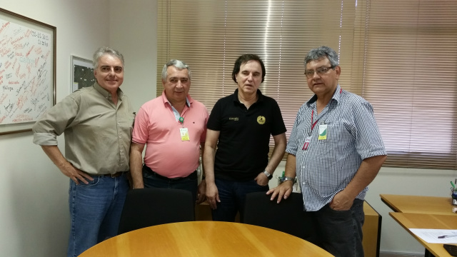 Eldorado abre as portas ao Perfil News e mostra cronograma do Projeto Vanguarda 2.0 O diretor industrial de Eldorado Brasil, Carlos Monteiro(de camiseta preta) também falou ao Perfil News (Foto: Lucas Gustavo)