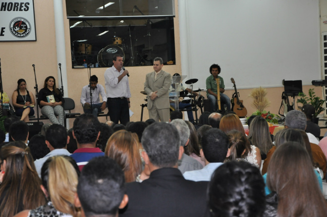 Eduardo Rocha participa do culto de Santa Ceia A cerimônia reuniu cerca de 500 pessoas (Foto:Divulgação/Assecom)
