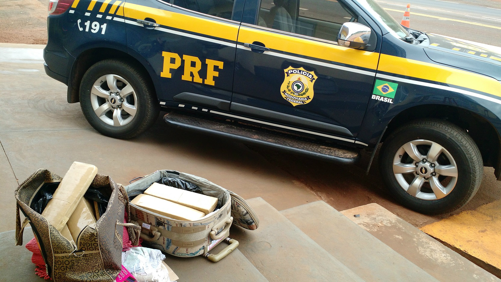 PRF apreende 19 kg de maconha na BR-267 A droga foi localizada dividida em 02 bolsas de viagem de propriedade das presas. (Foto: PRF)
