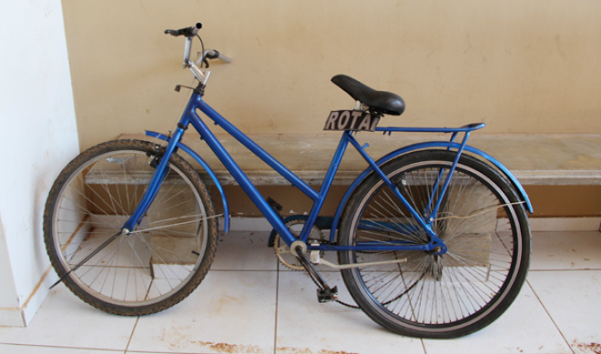 Rapaz é contido por populares e preso após roubar bicicleta O pneu da bicicleta furou em meio a fuga (Foto: Diuvlgação)