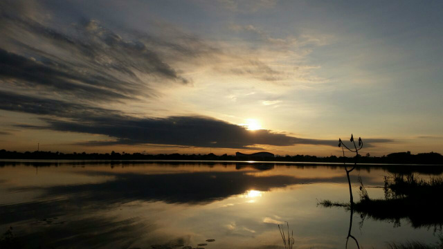 Com algumas nuvens, porém não há possibilidade de chuva em Três Lagoas Amanhecer de hoje na Lagoa Maior em Três Lagoas. (Foto: Ricardo Ojeda)
