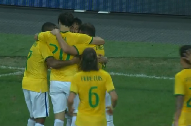 Com 4 gols de Neymar, Seleção Brasileira bate o Japão em Cingapura Companheiros abraçam Neymar, após ele ter feito mais um golno selecionado japonês (Foto: Globo Esporte)