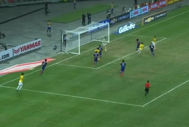 Com 4 gols de Neymar, Seleção Brasileira bate o Japão em Cingapura Kaká cruza e Neyma só escora de cabeça para fazer o quarto gol do Brasil contra o Japão (Foto: Globo Esporte)