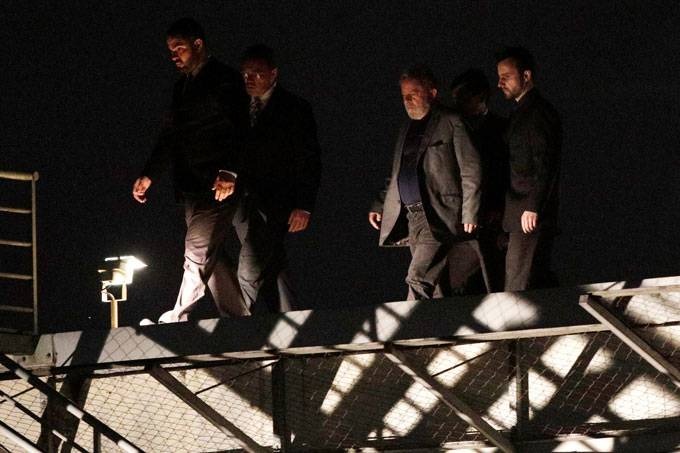 PF pede transferência de Lula de cela especial em Curitiba Preso, Lula chega à Polícia Federal, em Curitiba (Ricardo Moraes/Reuters)