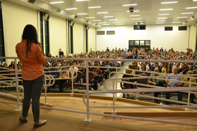 Em palestra promovida pelo IEL, o compromisso com a carreira foi destaque A palestra contou com a participação de muitos jovens. (Foto: Divulgação)