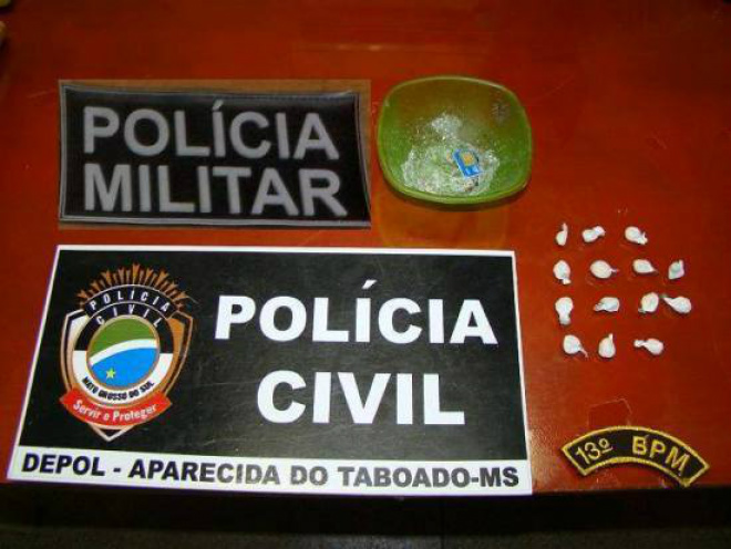 PM de Aparecida do Taboado flagra e prende dois traficantes PMs localizando uma porção de crak que estava sendo embalada, acomodada em um prato de vidro, com resquícios da substância (Foto: Divulgação/PM MS)