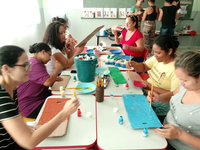 Professores, atendentes e estagiários do CEI “Diógenes de Lima” confeccionam brinquedos pedagógicos para alunos da Unidade Ainda de acordo com Maria Aparecida, as oficinas foram elogiadas pelos professores que pediram mais projetos como este.