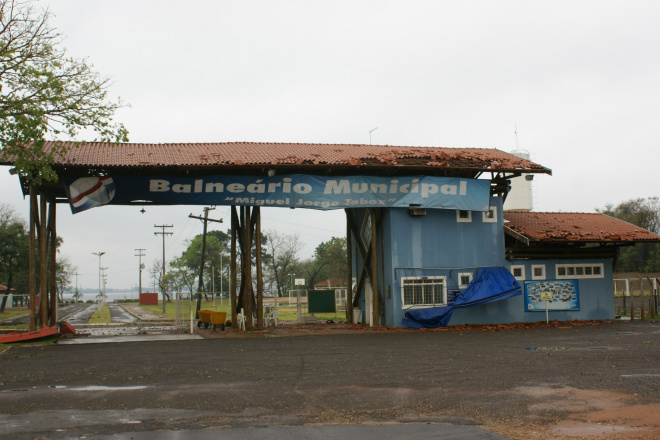 Vendaval que atingiu Três Lagoas deixou marcas na economia do município Guarita do Balneário Municipal foi atingido pelas forbtes rajadas de ventos, que passou pelo derrubando árvores sobre os quiosques, causando grande prejuízos ao município (Fotos: Arquivo/Ricardo Ojeda)