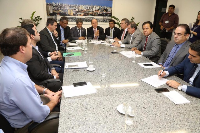 Convalidação de incentivos garante expansão da economia e geração de emprego e renda Os deputados avaliaram o alcance do projeto em reunião com representantes da Federação das Indústrias de Mato Grosso do Sul (Foto/Assessoria)