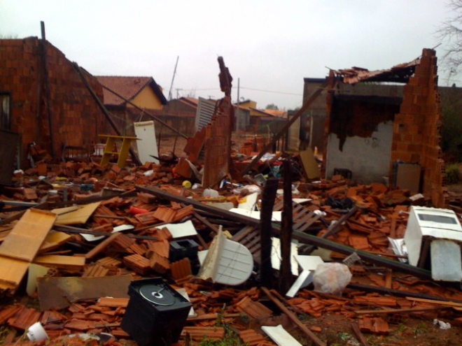 Casa onde ocorreu a morte de uma moradora foi destruída pelo vendaval que obrigou a prefeitura prestar atendimento às famílias desabrigadas. Na galeria abaixo flagrantes da destruição deixados pelo temporal 